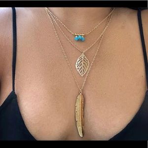 Multilayer leaf necklace in gold